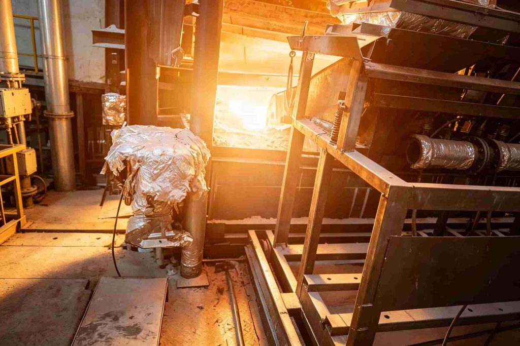 Biomass gasification system converting biomass fuel into syngas for industrial glass furnace heating